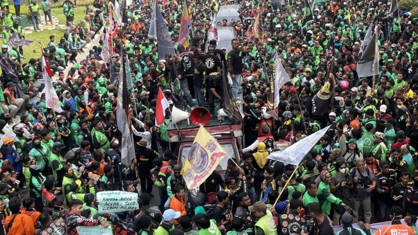 IHSG Tumbang Akibat Aksi Demo, Kapitalisasi Pasar Susut Rp284 Triliun